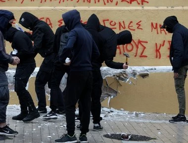 Κουκουλοφόροι βεβήλωσαν την εικόνα της Παναγίας στην Θεολογική Σχολή του ΑΠΘ (φωτο)